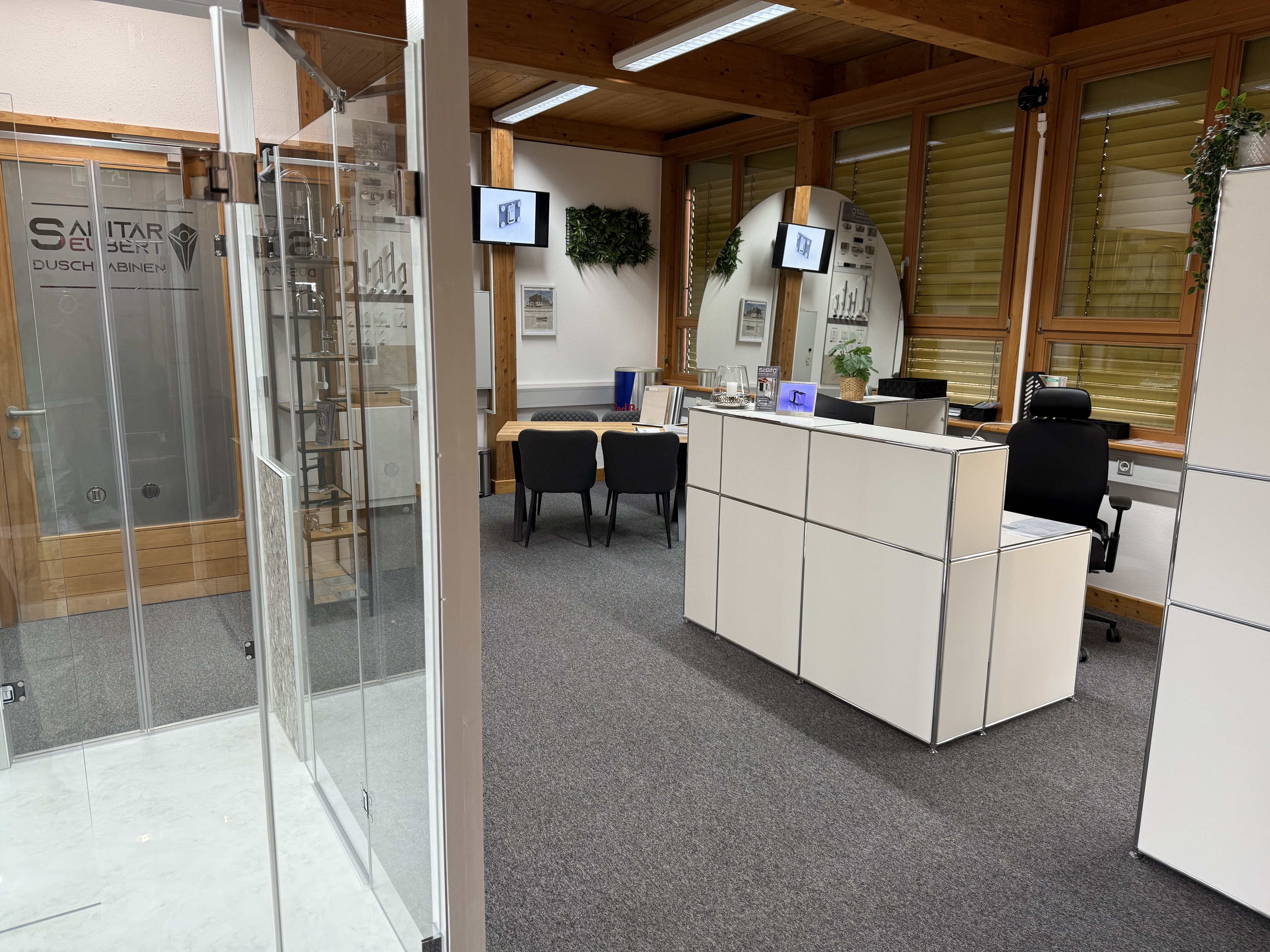 Maßgefertigte Duschkabine – raumhohe Glaselemente