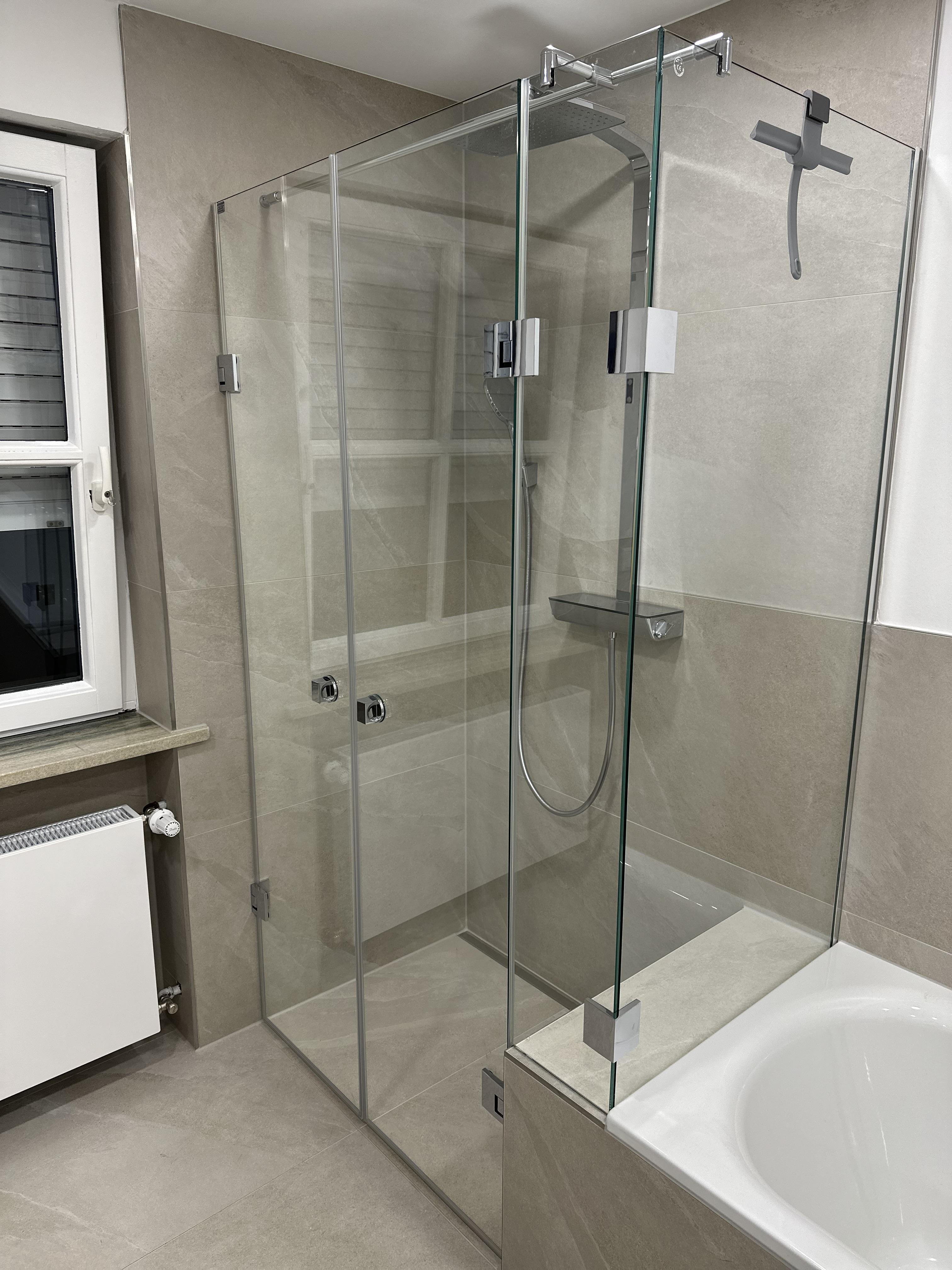 Maßgefertigte Duschkabine – raumhohe Glaselemente